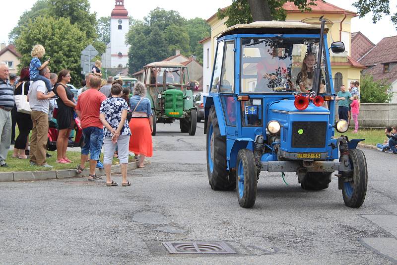 Spanilé jízdy Kamenicí se účastní každý rok více a více traktorů. Při letošním pátém ročníku jich už bylo kolem devadesátky.