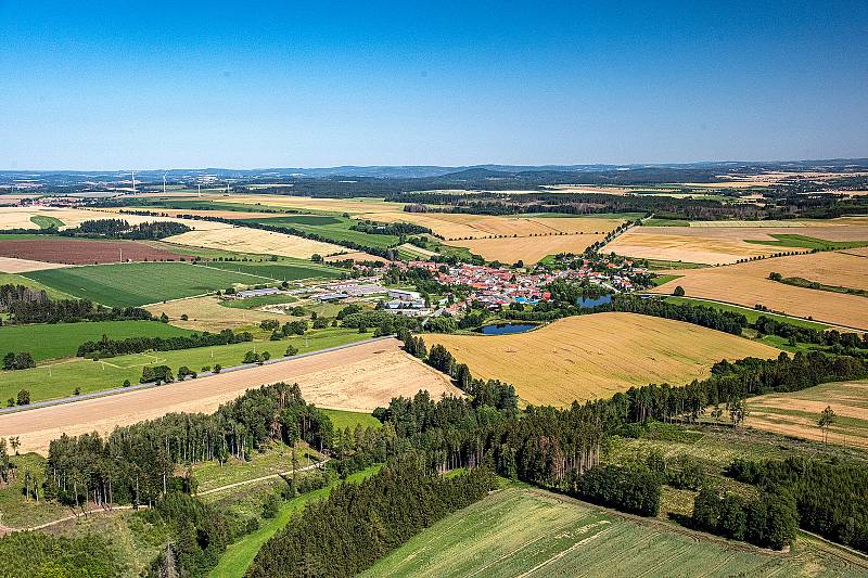 Krásná krajina Vysočiny, uprostřed které je Dlouhá Brtnice. I takové snímky budou v knize.