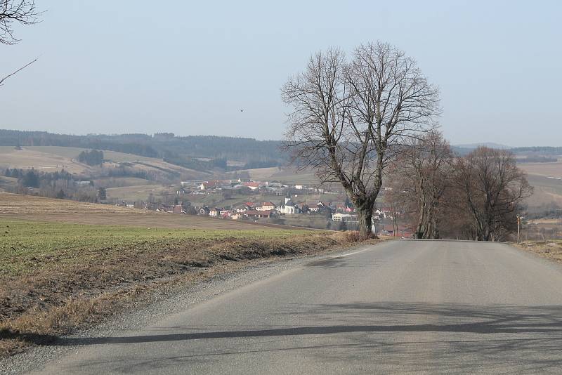 Ve směru od Třebíče je na Kněžice úchvatný pohled.