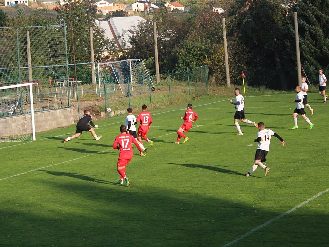V Lukách nad Jihlavou se půjde na fotbal v sobotu na béčko v rámci okresního přeboru a v neděli na první tým v 1. A třídě (na archivním snímku v červeném).