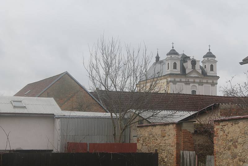 V městysi na Jihlavsku, který jsme navštívili za deštivého počasí, neplatí za svoz odpadů.