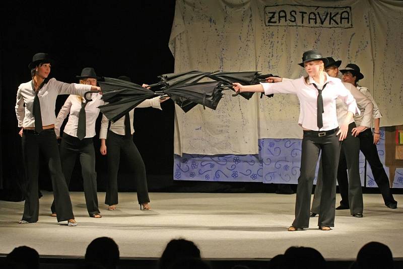 Na studentském divadelním festivalu v jihlavském Divadle Na Kopečku vystoupil také chotěbořský divadelní soubor Potichu, který představil hru G. B. Shawa Černé klobouky.