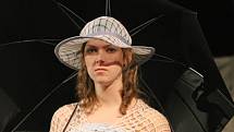 Na studentském divadelním festivalu v jihlavském Divadle Na Kopečku vystoupil také chotěbořský divadelní soubor Potichu, který představil hru G. B. Shawa Černé klobouky.