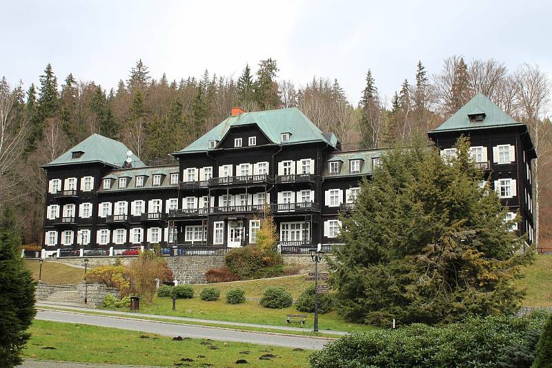 Horské Lázně Karlova Studánka leží na východní straně nejvyšší hory Jeseníků Pradědu, v údolí horské říčky Bílé Opavy.