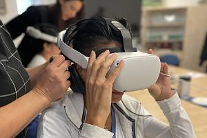 Zdravotní sestry v jihlavské nemocnici si zkusily jako první v Česku trénovat náročnou komunikaci s pacientem ve virtuální realitě.