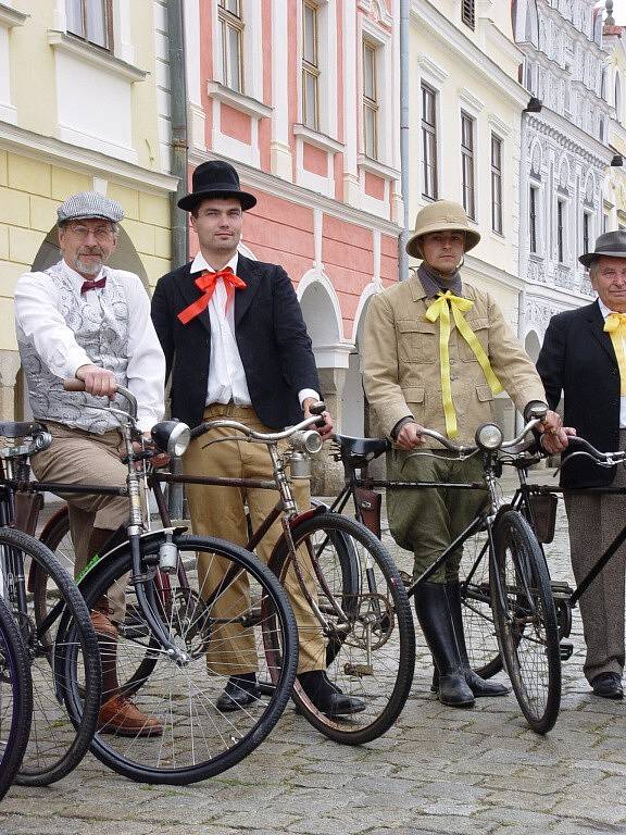 Defilé členů klubu na náměstí Zachariáše z Hradce v Telči.