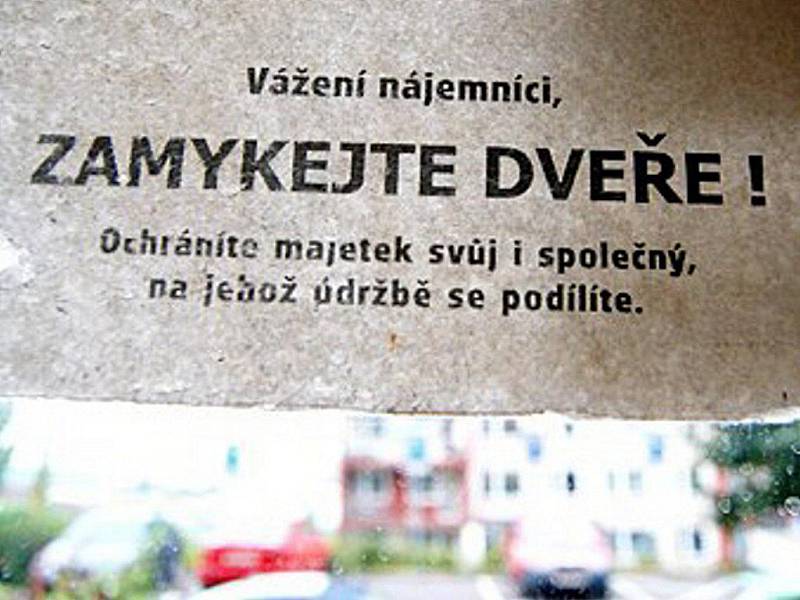 Policie a vlastníci nemovitostí mnohdy upozorňují obyvatele bytových domů, aby mysleli na zavírání vchodových dveří a chránili svůj majetek. Pro zloděje, často z řad bezdomovců, je vniknutí do společných prostor snadnou záležitostí.