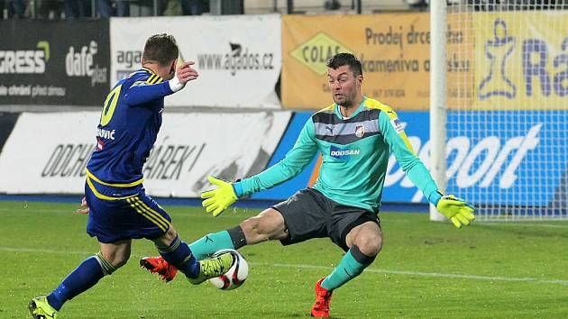 Útočník Vysočiny Muris Mešanovič takto překonal plzeňského brankáře Matúše Kozáčika a čtvrt hodiny před koncem duelu snížil na 1:2. Odstartoval tak ďábelskou patnáctiminutovku, ve které padly čtyři góly.