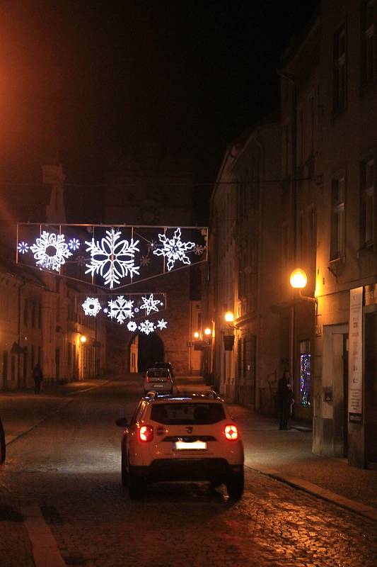 Centrum Jihlavy je krásně osvětlené, na kluzišti bruslí lidé, ta pravá adventní atmosféra ale chybí.