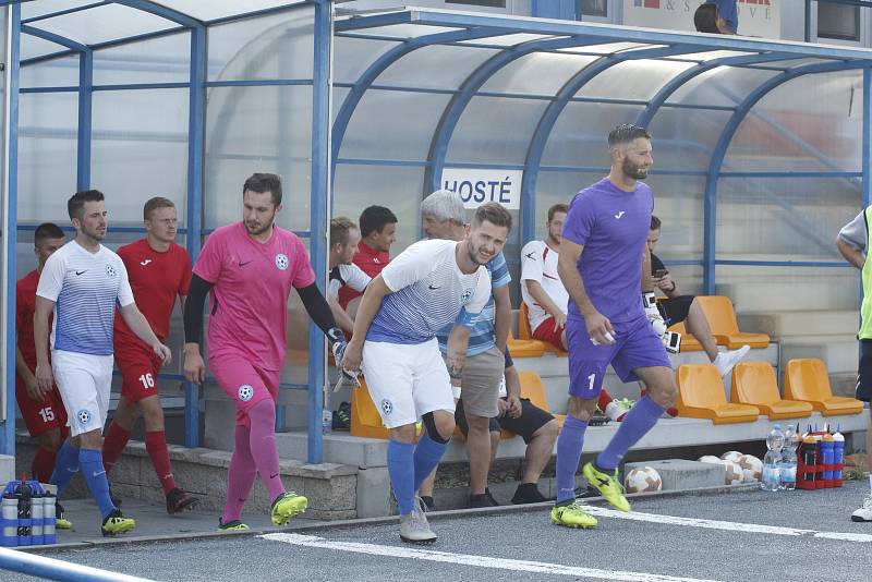 Fotbalisté Staré Říše (v červeném) prohrávali po poločase 0:1, nakonec ale slavili postup a výhru 3:1.