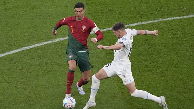 Cristiano Ronaldo (v červeno-zelené kombinaci Portugalska) opouštěl světový šampionát v Kataru v slzách. Dokáže se ještě vrátit na výsluní?