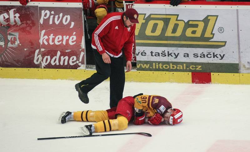 Jihlavští hokejisté měli v osmém zápase baráže o extraligu slavné Pardubice na kolenou, ale ve třetí třetině ztratili tříbrankové vedení. Dokázali se však z toho dostat a vybojovat cenný bod v samostatných nájezdech.