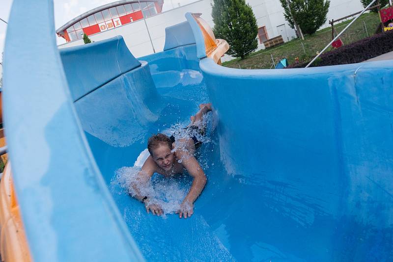 Koupání ve venkovním bazénu ve Vodním ráji v Jihlavě.