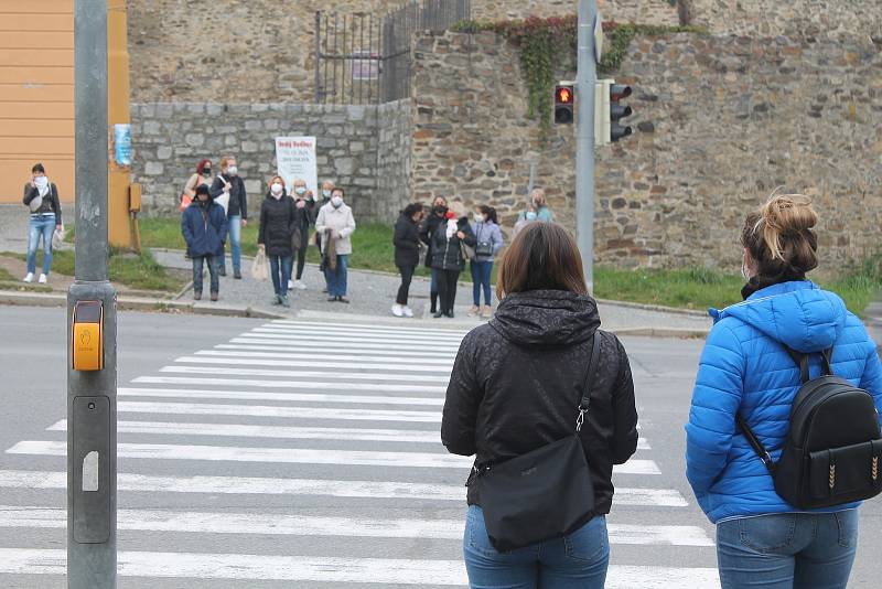 U frekventované křižovatky před Cityparkem měli roušku téměř všichni.