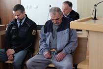 Vladimír Zavadil na lavici obžalovaných u Okresního soudu v Jihlavě.
