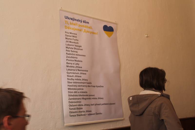 U vchodu je seznam všech dobrovolníků, kteří se na vzniku Ukrajinského domu podíleli.