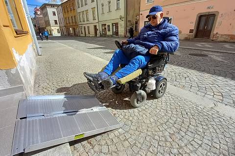 Ivo Krajíček má v autě hliníkovou plošinu pro překonávání schodů. Když je potřeba, vezme si jí s sebou.