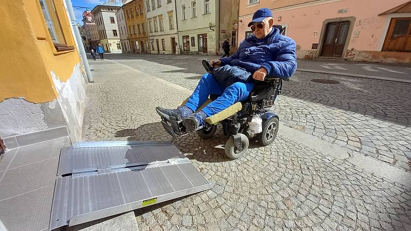 Ivo Krajíček má v autě hliníkovou plošinu pro překonávání schodů. Když je potřeba, vezme si jí s sebou.