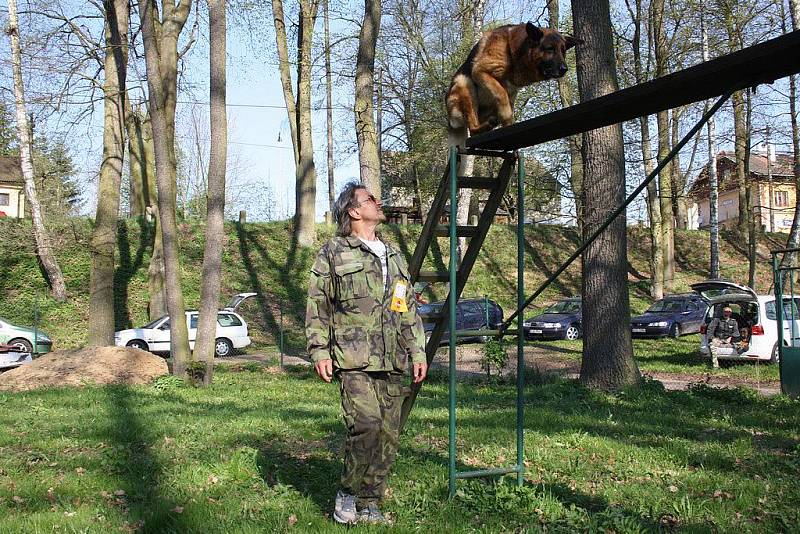 První letošní kynologická soutěž se v sobotu konala na cvičišti v Třešti i v okolním terénu. 