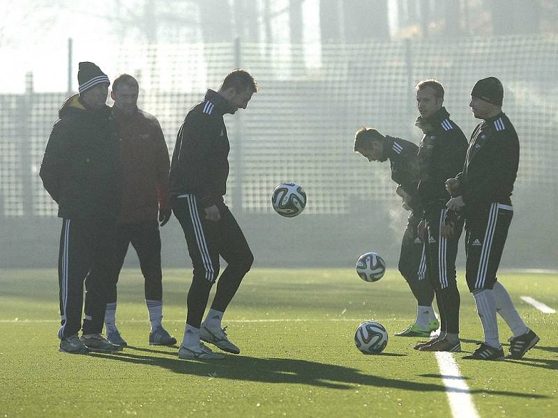 „Všechno to dosud bylo nanečisto. V sobotu se začíná naostro,“ burcuje své svěřence trenér Petr Rada. Fotbalistům se v přípravě dařilo herně i výsledkově. Přenesou si dobrou formu i do ligových zápasů?