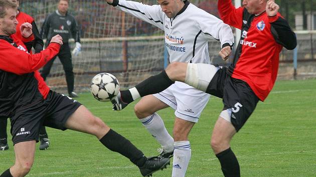 Humpolecký zadák Michal Černík (vpravo) středeční utkání s Hartvíkovicemi kvůli svalovým problémům nedohrál. V derby v Pacově tak asi nenastoupí.