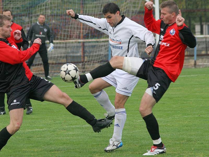 Humpolecký zadák Michal Černík (vpravo) středeční utkání s Hartvíkovicemi kvůli svalovým problémům nedohrál. V derby v Pacově tak asi nenastoupí.