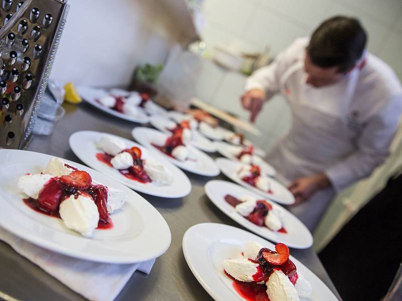 Francouzský šéfkuchař Philippe Mille, držitel dvou michelinských hvězd učil vařit studenty gastronomie na Vysočině.