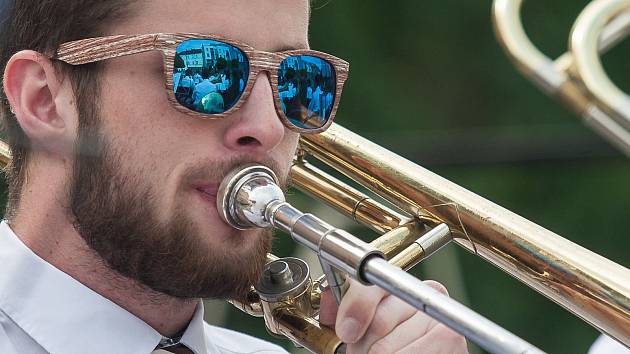 Dechový orchestr TUTTI ZUŠ Jihlava v parku Gustava Mahlera.