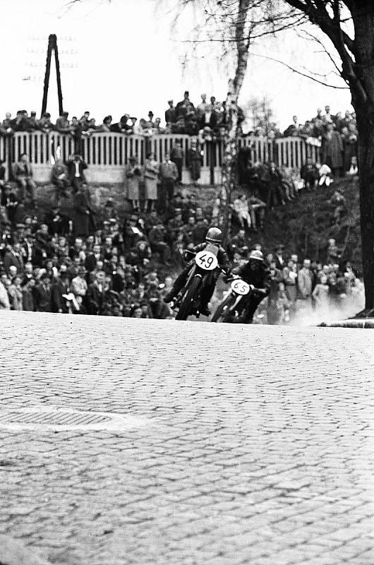 Motocyklový závod v krajské Jihlavě v roce 1954. V něm se představily ty největší hvězdy českého motocyklového sportu.