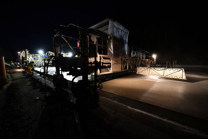 Na dálnici D1 se ve dne v noci intenzivně pracuje. V úseku mezi Humpolcem a Větrným Jeníkovem pokrývají dělníci vozovku novým betonem.