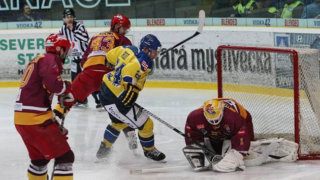 Ústečtí hokejisté se včera marně snažili překonat jihlavskou obranu. Dukla první semifinále senzačně vyhrála na severu Čech 4:2.