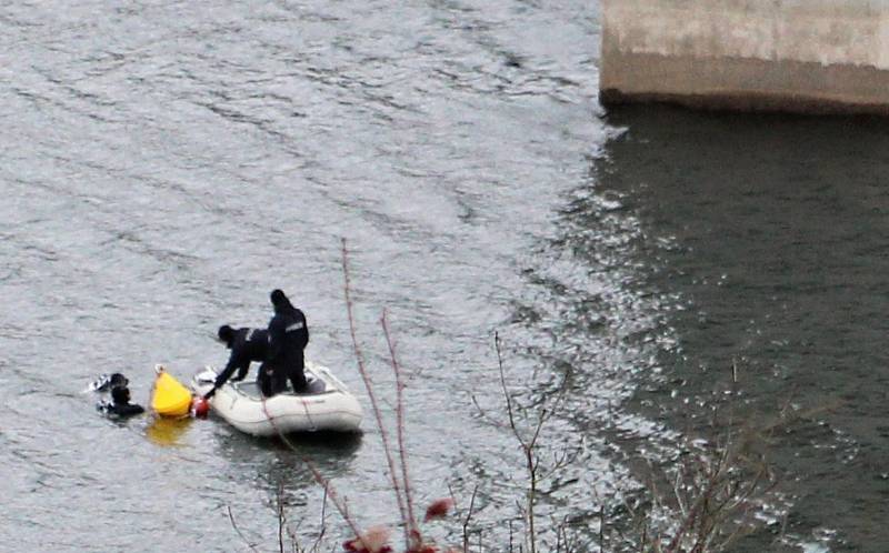 Policejní potápěči hledali pod hladinou Želivky další důkazy