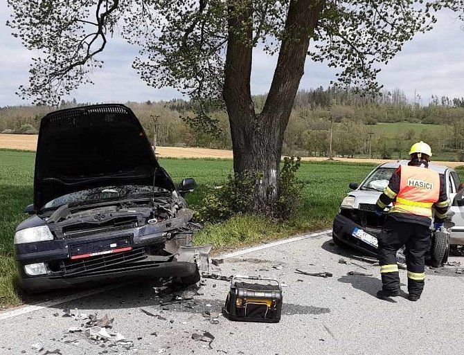 Po jedné hodině odpoledne se v Batelově srazil traktor a dvě osobní auta. Foto: poskytl HZS Kraje Vysočina
