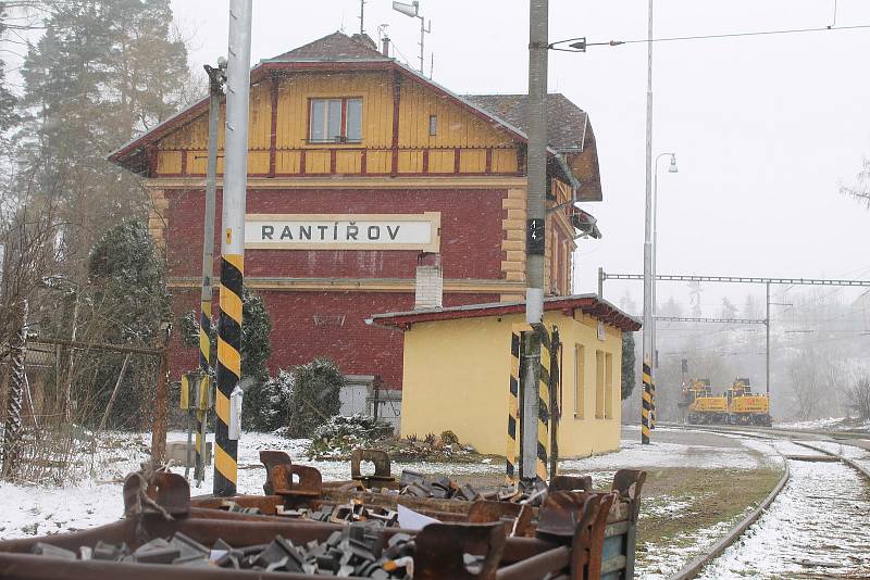 Nádražní budova vypadá reprezentativně, na kolejích se přitom aktuálně pracuje.