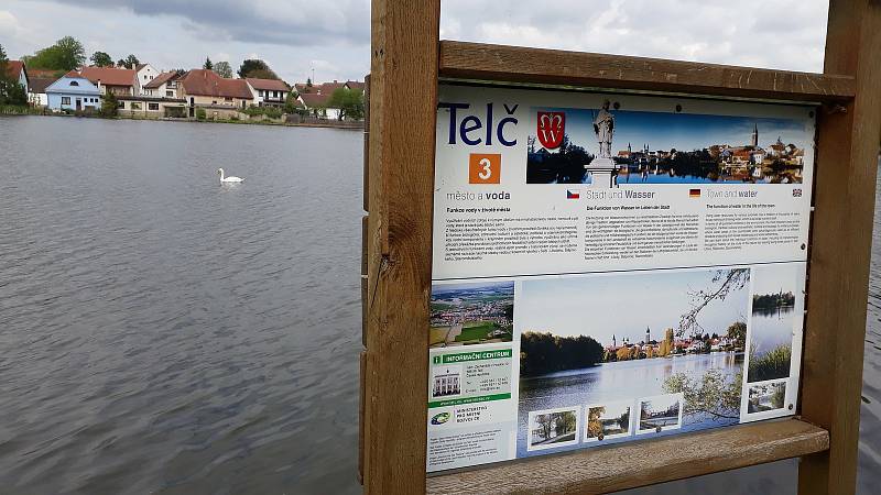 Cesta Na Dlážkách v Telči spojuje historické centrum města s kostelem Matky Boží na Starém Městě. Cesta vede podél Staroměstského rybníka a lemují ji barokní sochy světců.