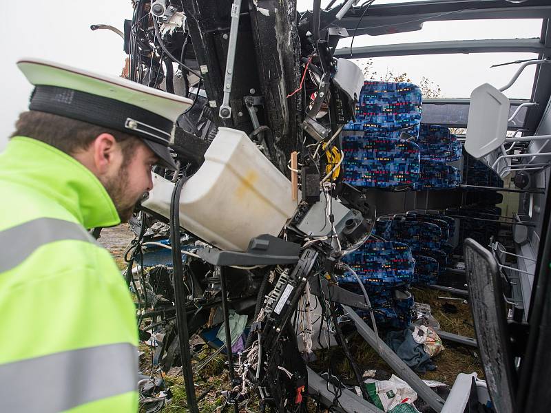 Jedna z letošních nehod. Dopravní nehoda linkového autobusu s kamionem na křižovatce silnice II/602 a II/351 mezi Vysokými Studnicemi a Řehořovem.