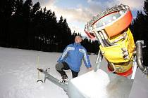 Správce lyžařského areálu na Čeřínku Miroslav Navrátil v sobotu odpoledne už věděl, že na noc sněhová děla bude moci konečně spustit.