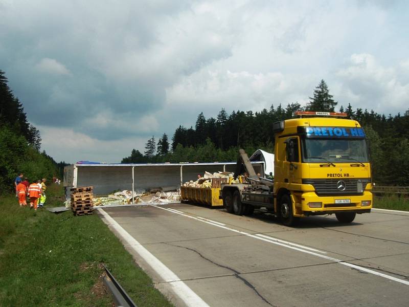 Převrácený kamion vezl minerální vody. Měly být naskládány na zhruba 32 paletách.