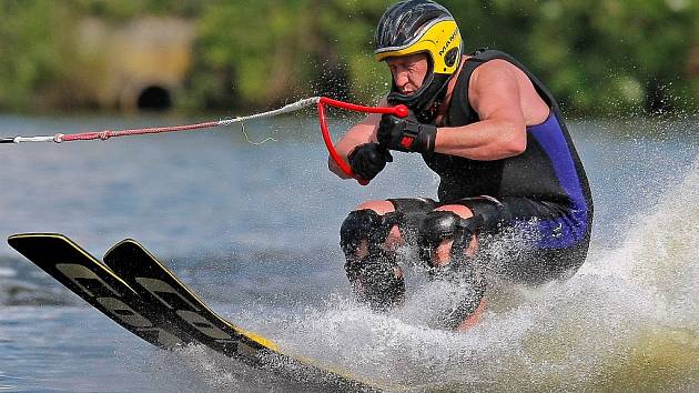 Takřka kompletní česká špička vodního lyžování se sjela do Kostelce, kde byly k vidění všechny tři kategorie – triky, slalom a skoky.