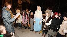 V neděli v podvečer se děti pochlubily nacvičeným pásmem scének a koled Vánoční koledování u jesliček.