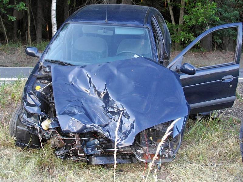 Těžkým zraněním skončila dopravní nehoda motorkáře a dvou vozů mezi Hamry nad Sázavou a Sázavou na Žďársku.