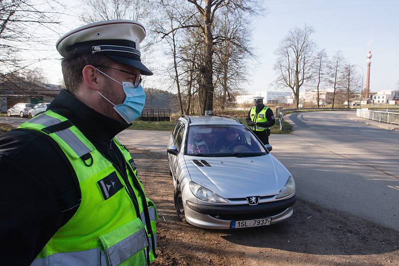 Silniční kontrola v sobotu  11. dubna 2020 ráno v Kostelci na Jihlavsku.