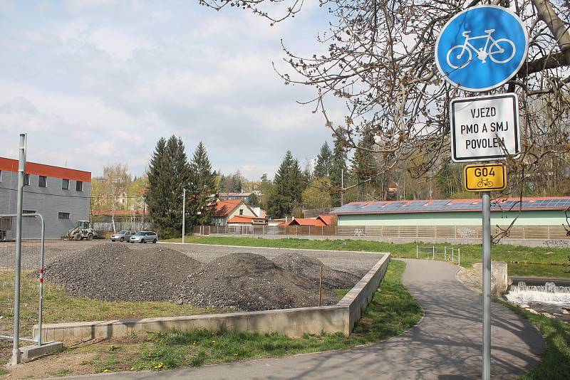 Stavba dlouho plánované cyklostezky Mlýnská - Helenínská už začala. Dělníci pracují u Plastikovu.