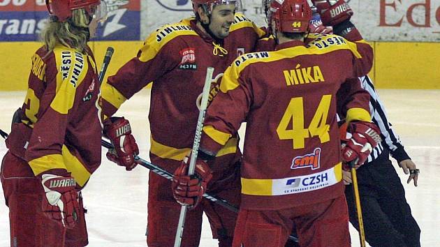 Hokejisté Dukly Jihlava si na svém ledě pořádně zastříleli. Ostravská Sareza to odnesla devíti góly.