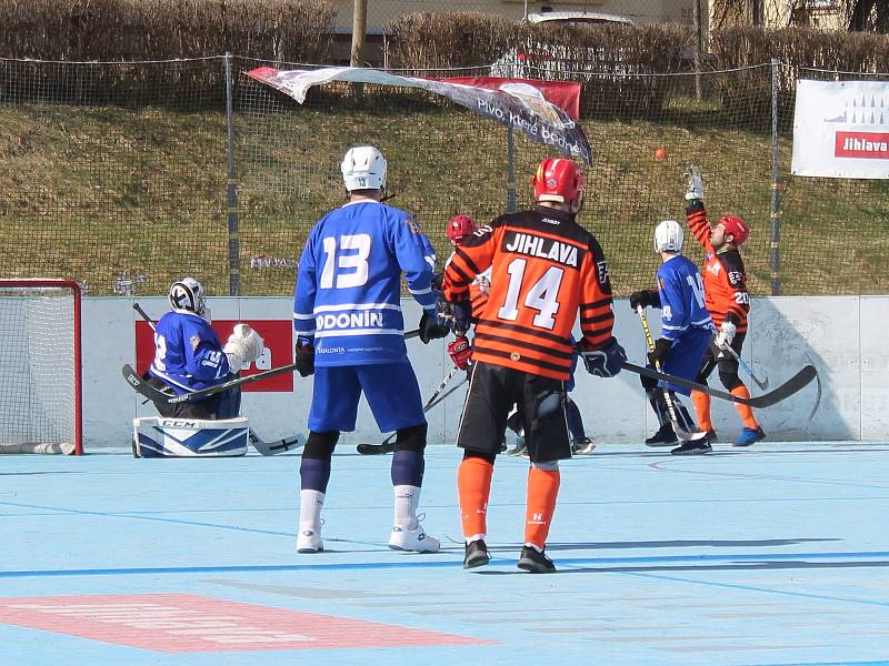 Utkání druhé hokejbalové ligy mezi Flyers Jihlava a Hodonínem (v modrém).