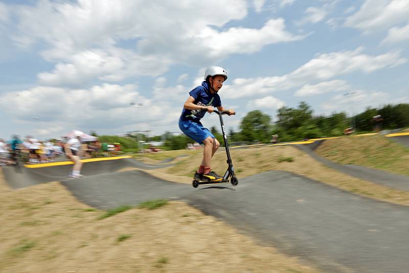 Jihlavská dráha pro kolečka v pohybu se otevřela. Na své si přijdou příznivci koloběžek, freestyle kol i skateboardů. Unikátní hřiště přilákalo na otevření desítky  malých i velkých neohrožených jezdců.