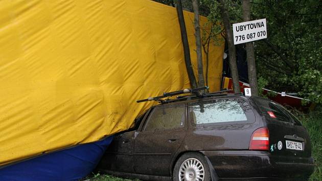 Osobní automobil Ford narazil čelně do kamionu.