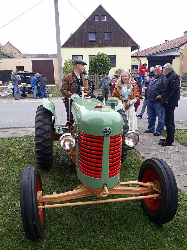 V Třeštici se konal oblíbený sraz traktorů Zetor. K vidění bylo přes sto Zetorů.