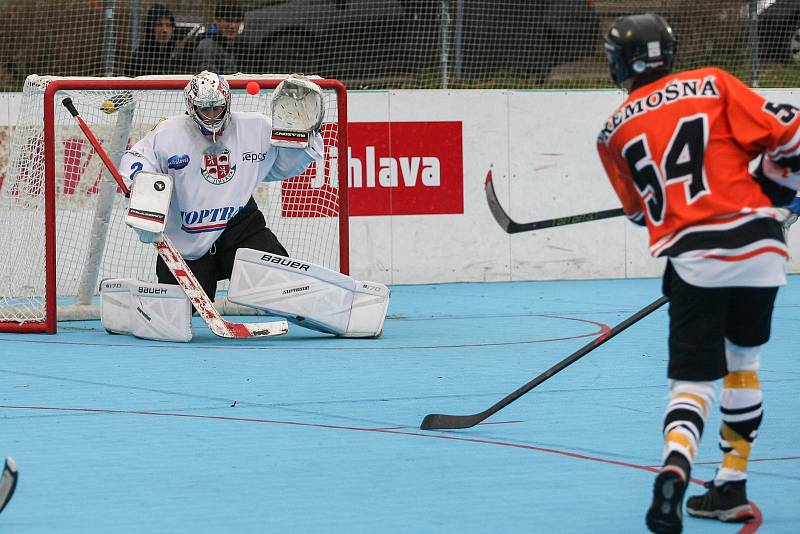 Na povinné tři body jihlavští hokejbalisté (v bílém) s poslední Třemošnou doma dosáhli. Prvoligového outsidera porazil lídr tabulky nakonec jasně 6:0.