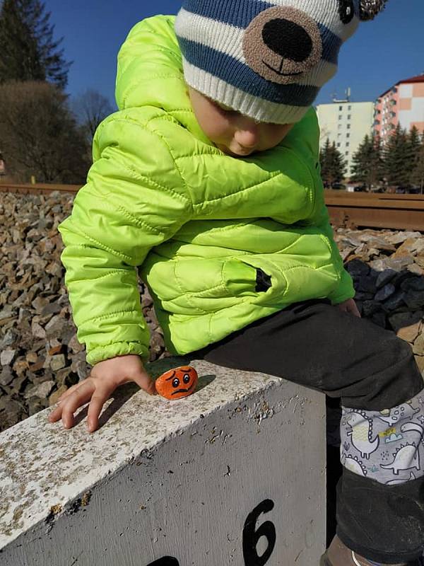 Barevné kamínky jsou hitem v ulicích Třeště